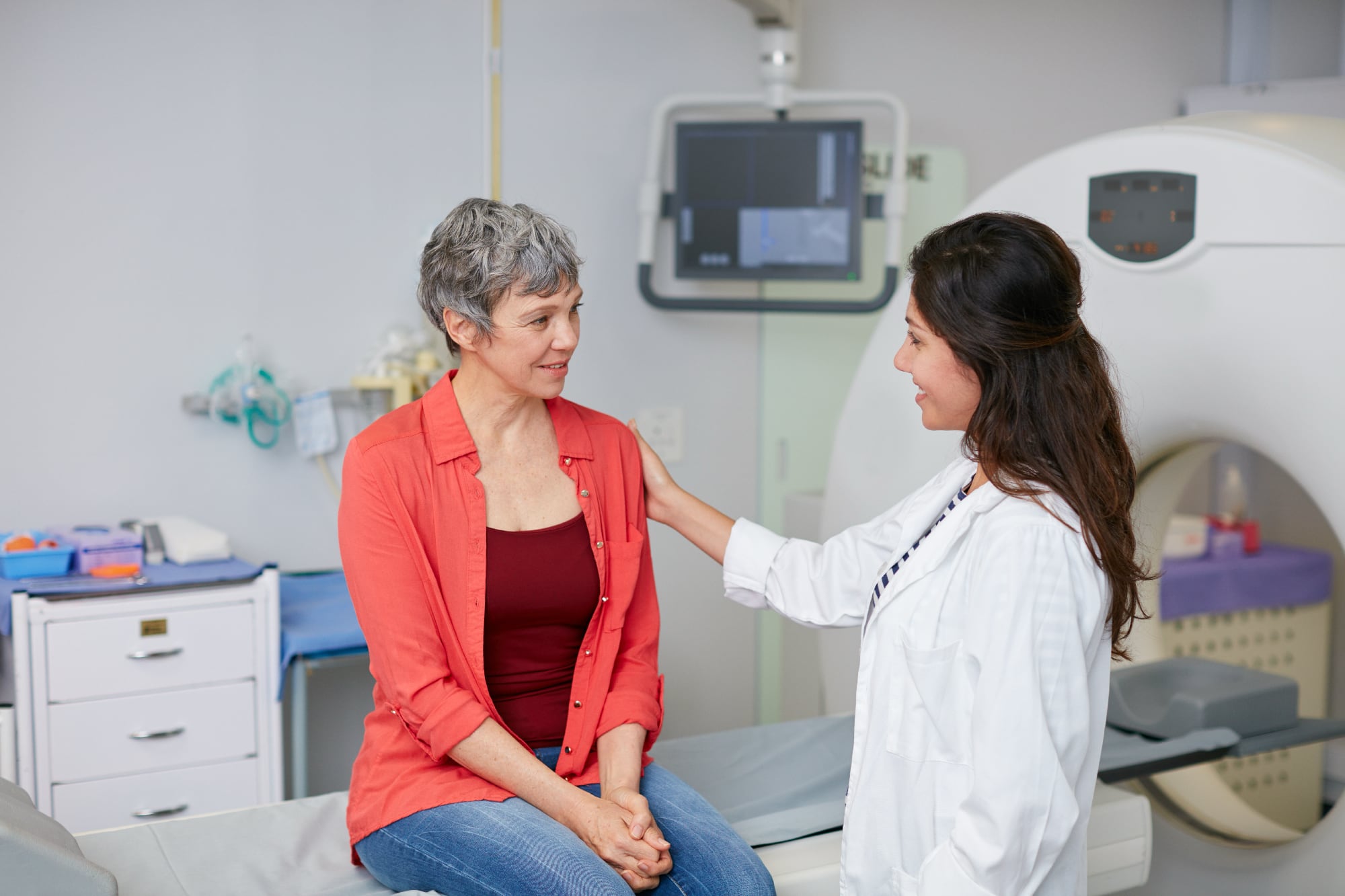 patient-centered-mri-care-orthopedic-center-florida Medical professional reassuring a patient before an MRI scan at an orthopedic imaging center.